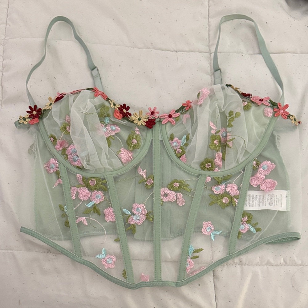 SHEIN Green Floral Embroidered Crop Top